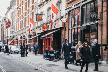 Akçaağaç yaprağı Kanada bar Maiden Lane Co üzerinde yürüyen insanlar