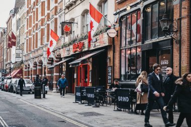 Akçaağaç yaprağı Kanada bar Maiden Lane Co üzerinde yürüyen insanlar