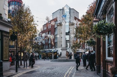 Noel ışıkları ve Covent Garden, L bir sokakta süslemeleri