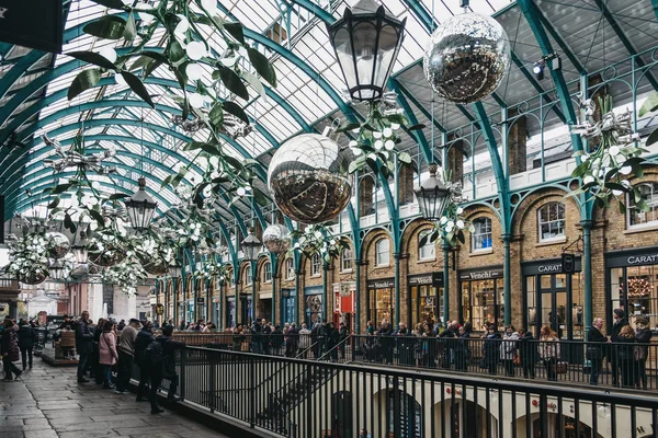 Yılbaşı süsleri ve dev baubles Covent Garden pazarında,