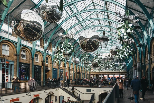 Ozdoby świąteczne i olbrzymie bombki w Covent Garden Market, — Zdjęcie stockowe