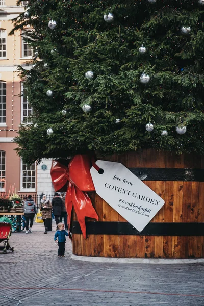Dev Noel ağacı Covent Garden Market, Lo'hediye etiketi — Stok fotoğraf