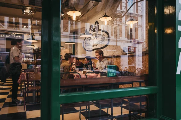 Vista através da janela de pessoas dentro de um restaurante em Covent — Fotografia de Stock