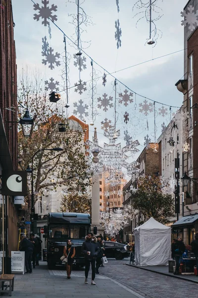 Julelys og dekorasjoner på en gate i Covent Garden, L – stockfoto