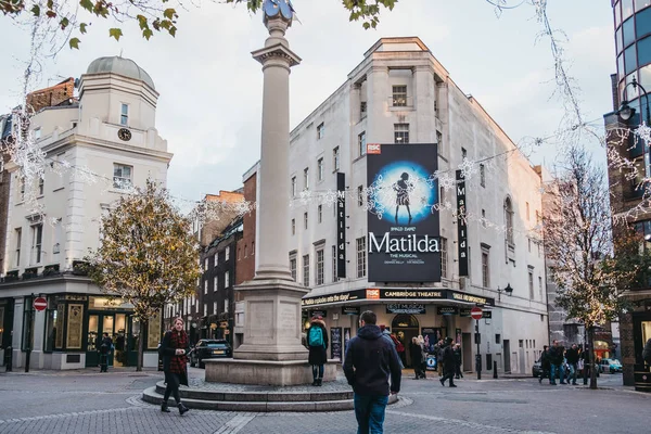 Noel ışıkları ve süslemeleri Cadılar yedi aramalar sokaklarda