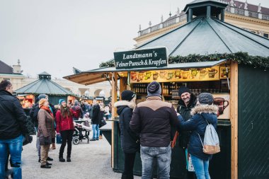 Vienna, Avusturya - 25 Kasım 2018: insanlar Schonbrunn Palace, Avusturya'da en önemli mimari anıtları Noel ve yeni yıl markette içinde sosyalleşme.