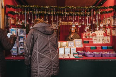 Vienna, Avusturya - 25 Kasım 2018: İnsanlar bir hatıra stand Schonbrunn Palace, Avusturya'da en önemli mimari anıtları Noel ve yeni yıl markette içinde.