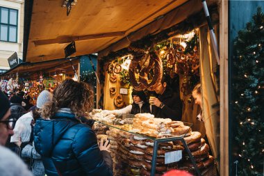 Vienna, Avusturya - 25 Kasım 2018: simit Schonbrunn Palace, Avusturya'da en önemli mimari anıtları Noel ve yeni yıl pazarda satışa satın insanlar.