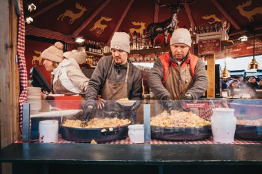 Vienna, Avusturya - 25 Kasım 2018: yemek yemek bir stand Schonbrunn Palace, Avusturya'da en önemli mimari anıtları Noel ve yeni yıl markette personel.