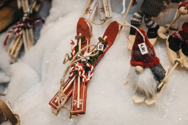 Nahaufnahme Von Handgefertigtem Christbaumschmuck Der Auf Einem Europäischen Weihnachtsmarkt Angeboten — Stockfoto