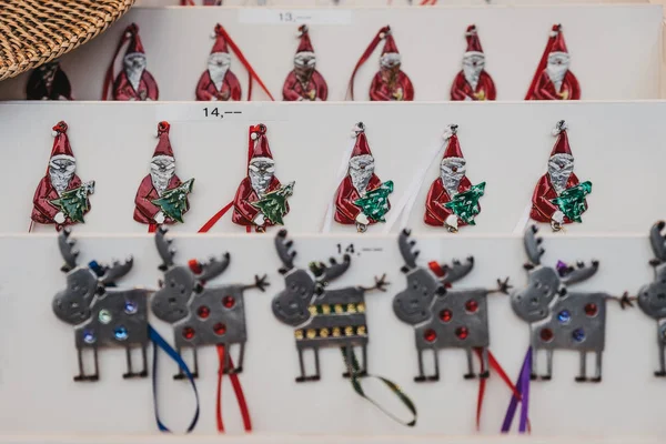 Filas Decoraciones Árboles Navidad Hechos Mano Metal Venta Mercado Europeo —  Fotos de Stock