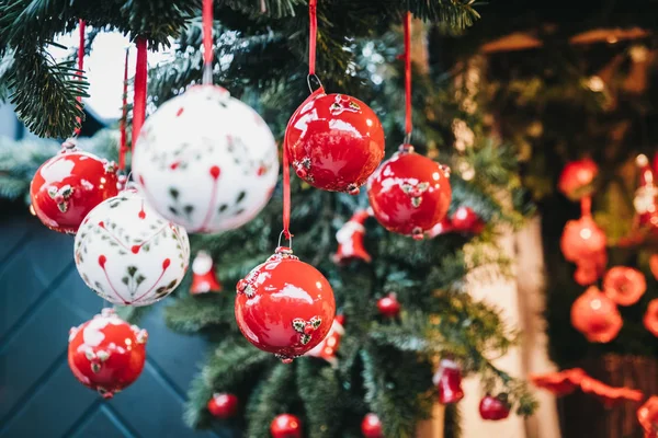 Primer Plano Las Decoraciones Árboles Navidad Rojos Blancos Venta Mercado —  Fotos de Stock