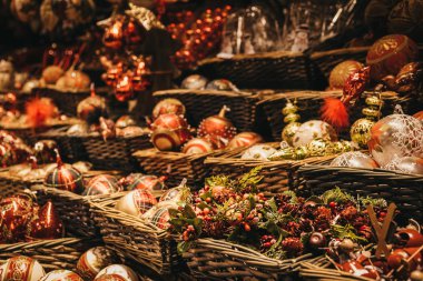 Yılbaşı ağacı süsleri Avrupa Noel pazarında satışa çeşitli.