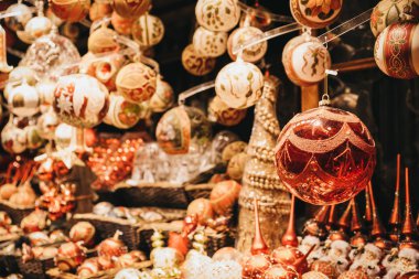 Yılbaşı ağacı süsleri Avrupa Noel pazarında satışa çeşitli.
