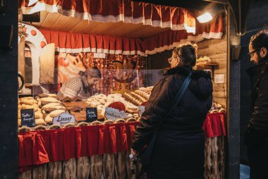 Vienna, Avusturya - 25 Kasım 2018: İnsanlara Stephansplatz Noel pazarı Viyana'da, geleneksel çarşı üzerinden yüksek kaliteli ürünler sunan St. Stephen Katedrali'nin yanında gıda standında .