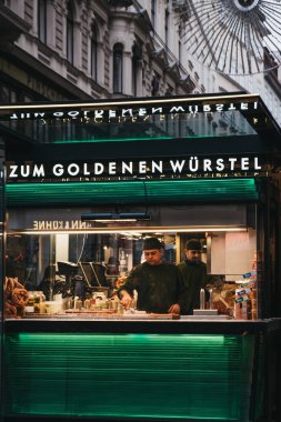 Vienna, Avusturya - 25 Kasım 2018: Zum Goldenen Wursten çalışan personel Viyana, Avusturya'da (