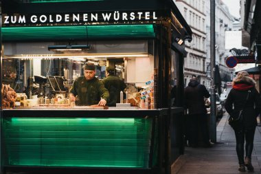 Vienna, Avusturya - 25 Kasım 2018: Zum Goldenen Wursten çalışan personel Viyana, Avusturya'da (
