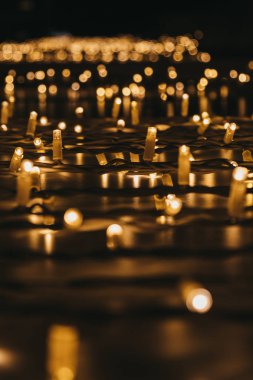 Gece, bokeh, seçici odak dışında Noel ışıkları satırları.