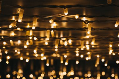 Gece, bokeh, seçici odak dışında Noel ışıkları satırları.