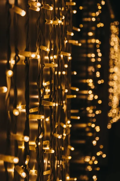 Gece Bokeh Seçici Odak Dışında Noel Işıkları Satırları — Stok fotoğraf