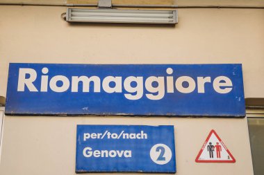Riomaggiore, İtalya - 30 Ekim 2016: Tren istasyonu adı Riomaggiore, Cinque Terre köyleri, görünümünü parlak bir günde. Cinque Terre 1997 yılında Unesco Dünya miras alanı dahil.