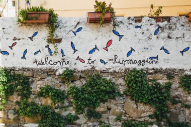 Riomaggiore, İtalya - 30 Ekim 2016: Riomaggiore oturum açma Riomaggiore, Cinque Terre köyleri, parlak bir günde geldiniz. Cinque Terre 1997 yılında Unesco Dünya miras alanı dahil.