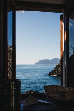 Manarola, İtalya - 30 Ekim 2016: Görünüm, Ligurya Denizi Manarola, Cinque Terre köyleri içinde açık bir pencereden. Cinque Terre 1997 yılında Unesco Dünya miras alanı dahil.