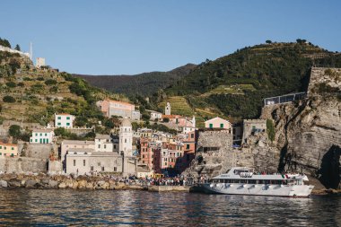 Vernazza, İtalya - 30 Ekim 2016: Tur tekne Vernazza, Cinque Terre köyleri, parlak bir gün yaklaşıyor. Cinque Terre 1997 yılında Unesco Dünya miras alanı dahil.