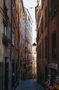 Genoa, İtalya - 30 Ekim 2016: Cenova, Akdeniz ve İtalya en büyük Limanı Avrupa'nın en büyük şehirlerinden biri olan dar bir sokak görünümünü.