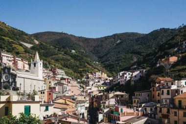 Riomaggiore, İtalya - 30 Ekim 2016: Görünüm, Riomaggiore, Cinque Terre köyleri, biri parlak bir günde. Cinque Terre 1997 yılında Unesco Dünya miras alanı dahil.
