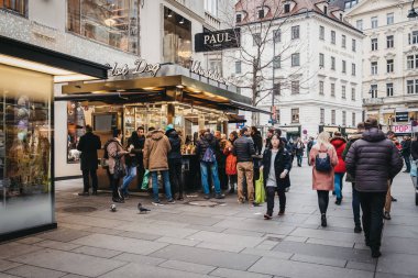 Vienna, Avusturya - 25 Kasım 2018: gıda Zum Goldenen Wursten satın insanlar (