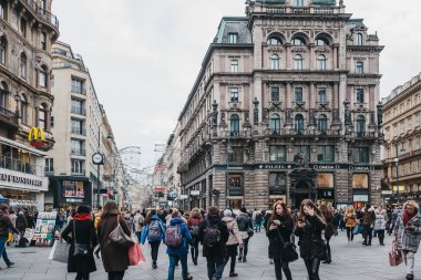 Vienna, Avusturya - 24 Kasım 2018: Stephansplatz üzerinde yürüyen insanlar, Viyana'da ünlü bir kare onun en önemli yapı sonra (
