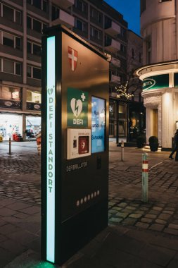 Vienna, Avusturya - 24 Kasım 2018: Defibrilatör sütun Viyana'da bir sokakta. Şu anda 60 serbestçe erişilebilir defibrilatör sütunları Viyana'da kullanılabilir.
