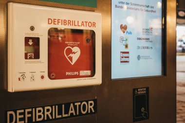 Vienna, Avusturya - 24 Kasım 2018: Defibrilatör sütun Viyana'da bir sokakta. Şu anda 60 serbestçe erişilebilir defibrilatör sütunları Viyana'da kullanılabilir.