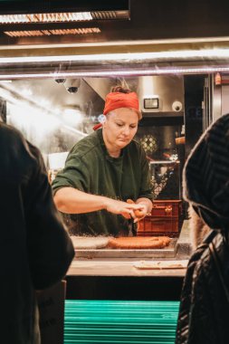 Vienna, Avusturya - 25 Kasım 2018: Zum Goldenen Wursten çalışan kadın personel Viyana, Avusturya'da (