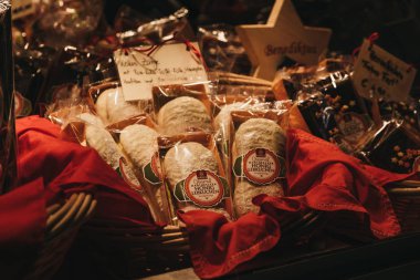 Vienna, Avusturya - 24 Kasım 2018: Geleneksel Lebkuchen Noel dünya Rathausplatz üzerinde geleneksel Noel Pazar 150'den fazla kabinleri sunan gıda, içecekler, tatlılar ve el sanatları ile Viyana'da.