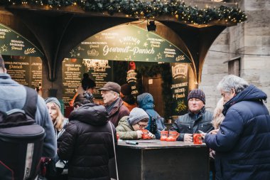 Viyana, Avusturya - 24 Kasım 2018: Noel pazarı şenlikli içki zevk insanlar St Stephen Katedrali, en önemli dini Viyana'da bina yakın durak.