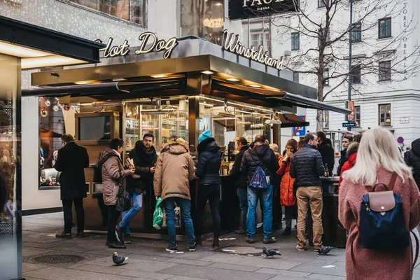 ウィーン オーストリア 2018 ゴールデネン Wursten から食品を購入する人 ゴールデン ソーセージ はオーストリアのウィーンで立っています ソーセージ — ストック写真