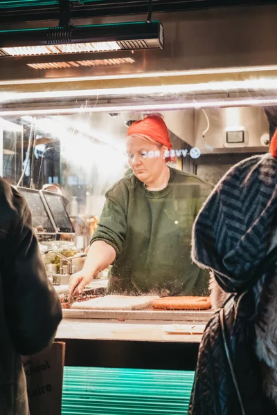 Vienna, Avusturya - 25 Kasım 2018: Zum Goldenen Wursten çalışan kadın personel Viyana, Avusturya'da (