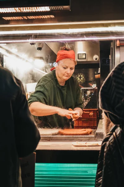 Vienna, Avusturya - 25 Kasım 2018: Zum Goldenen Wursten çalışan kadın personel Viyana, Avusturya'da (