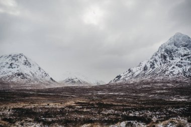 İskoçya Highlands dağların Glencoe, İskoçya, bir sisli bahar gününde yakınındaki..