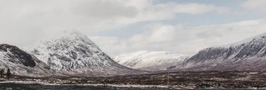 İskoçya Highlands dağların Glencoe, İskoçya, bir sisli bahar gününde yakınındaki..