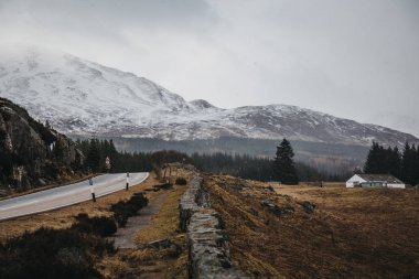 Bir soğuk karlı bahar gününde İskoçya Highlands yakınındaki Fort William, İskoçya, görünümü.