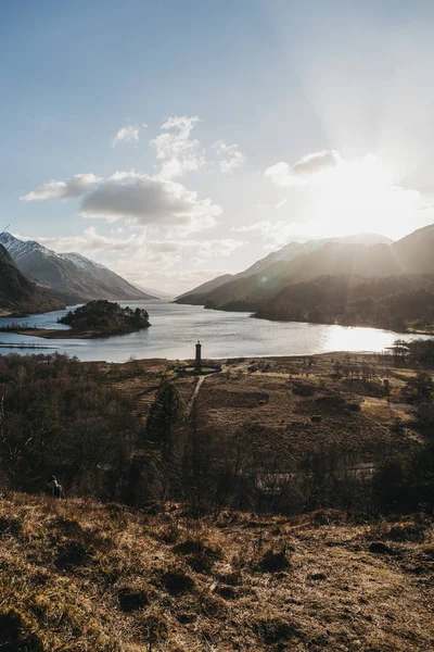 Glenfinnan Anıt Loch Shiel Soğuk Bahar Güneşli Bir Günde Yakınındaki — Stok fotoğraf