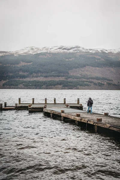 ロッホ ローモンド スコットランド 2018 男はスコットランドのローモンド湖の桟橋の上を歩きます ローモンド湖 トロサックス国立公園の一部を形成する湖 — ストック写真