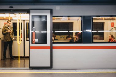 Viyana, Avusturya - 25 Kasım 2018: Tren İstasyonu platformu Viyana'da, insanlar içinde açık kapı ile yeraltı. Viyana toplu taşıma, Wiener Linien, beş metro hattı çalışır.