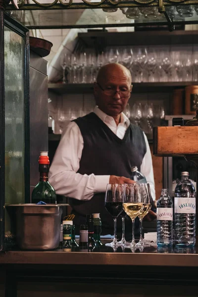 Viena Áustria Novembro 2018 Barman Prepara Bebidas Restaurante Figlmuller Wollzeile — Fotografia de Stock