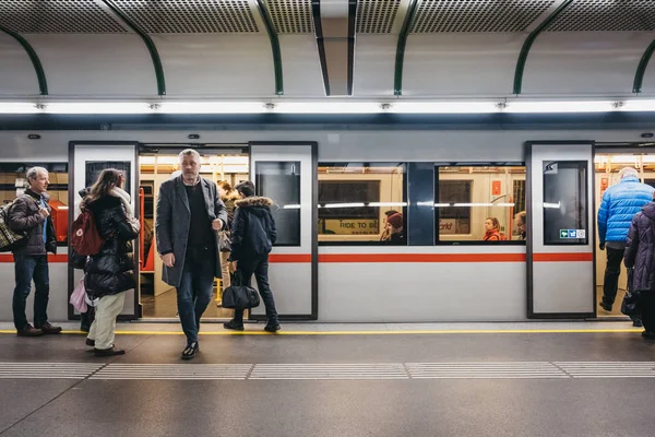 奥地利维也纳 2018年11月25日 维也纳地下站台上的人 背景是开门训练 维也纳公共交通维也纳市线运营5条地下线路 — 图库照片