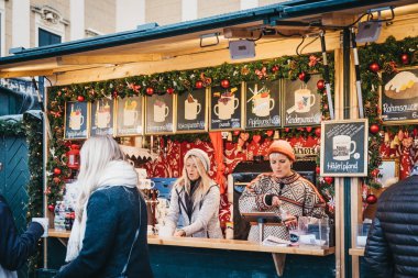 Vienna, Avusturya - 25 Kasım 2018: Noel ve yeni yıl Market Schonbrunn Palace, Avusturya'da en önemli mimari anıtları adlı içecekler satın insanlar.