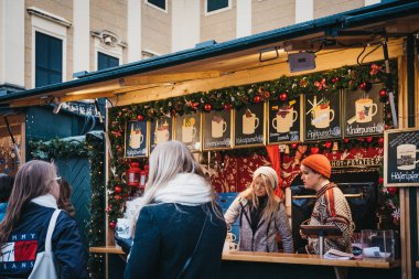 Vienna, Avusturya - 25 Kasım 2018: Noel ve yeni yıl Market Schonbrunn Palace, Avusturya'da en önemli mimari anıtları adlı içecekler satın insanlar.